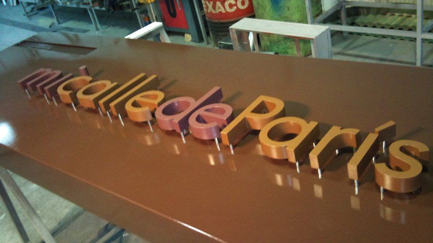 letras de PVC fresadas y lacadas