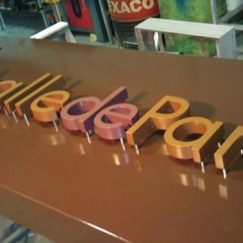 letras de PVC fresadas y lacadas